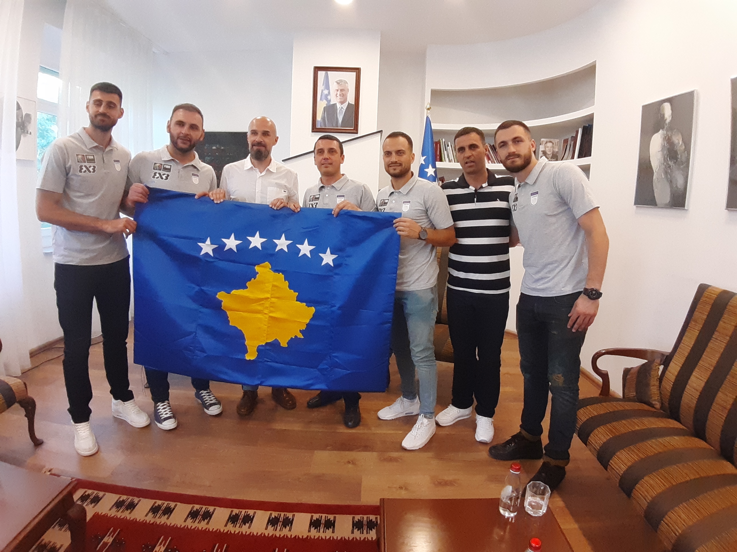 Ministri Gashi i dorëzon flamurin e Kosovës ekipit 3x3