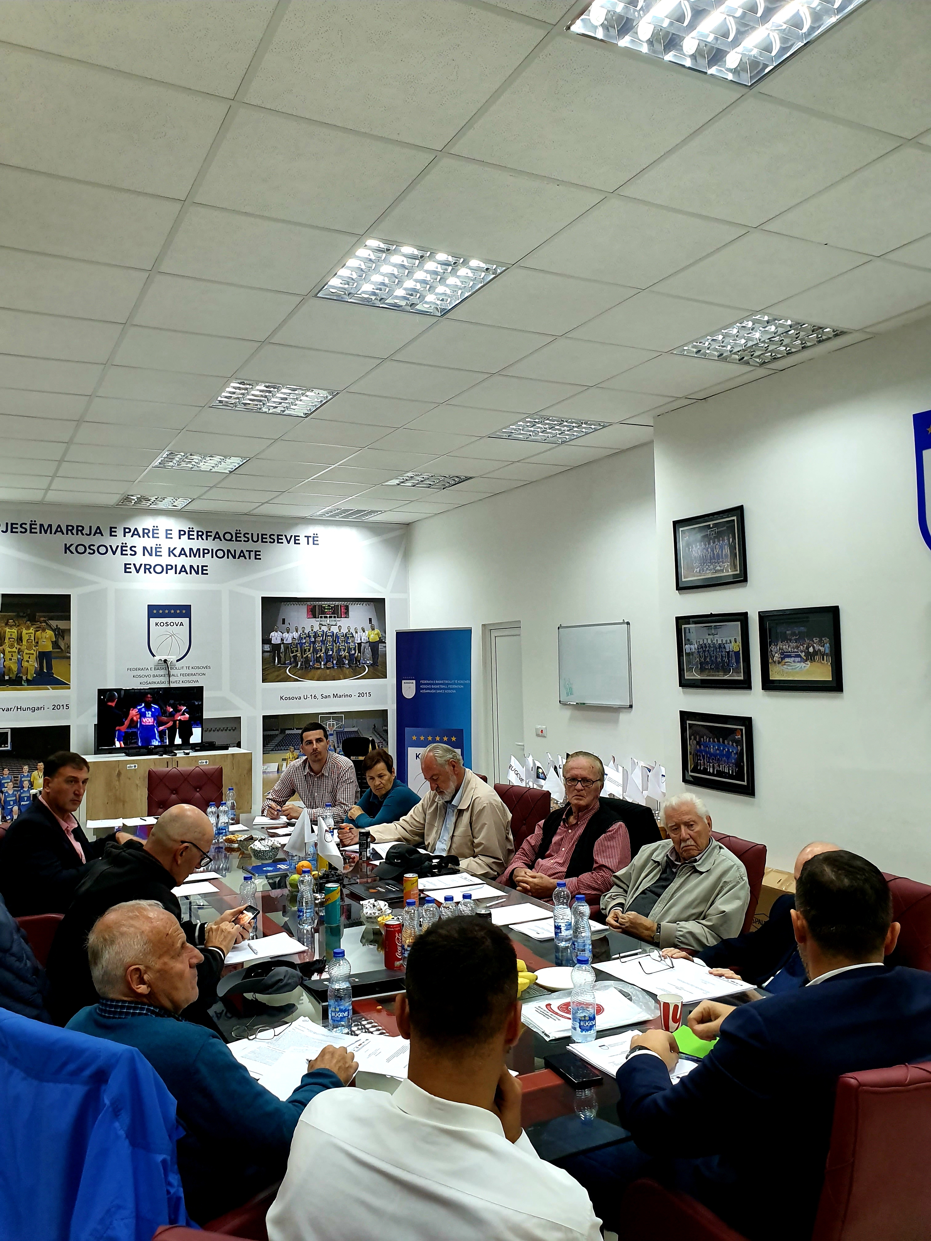 Fetahu takon veteranët e basketbollit, temë kryesore prezantimi i formimit të Qendrës Kombëtare të Basketbollit