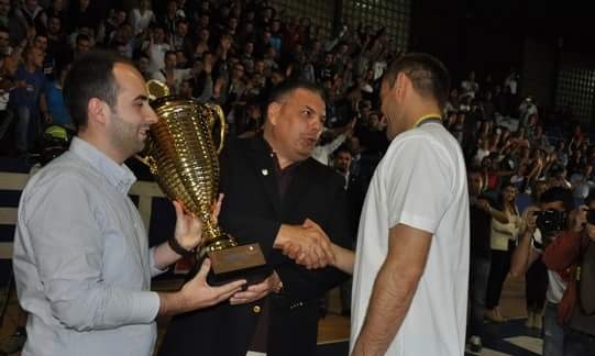 Sigal Prishtina receives the trophy