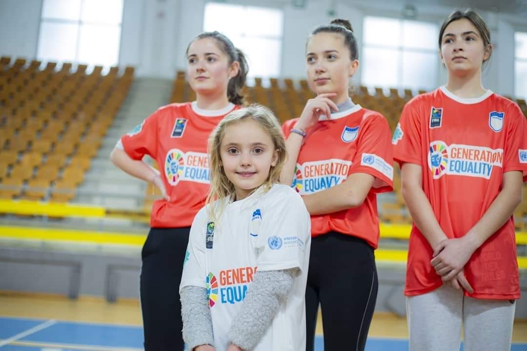 Organizohet aktiviteti për vajza në Gjakovë në kuadër të kampanjës “Her World, Her Rules” 