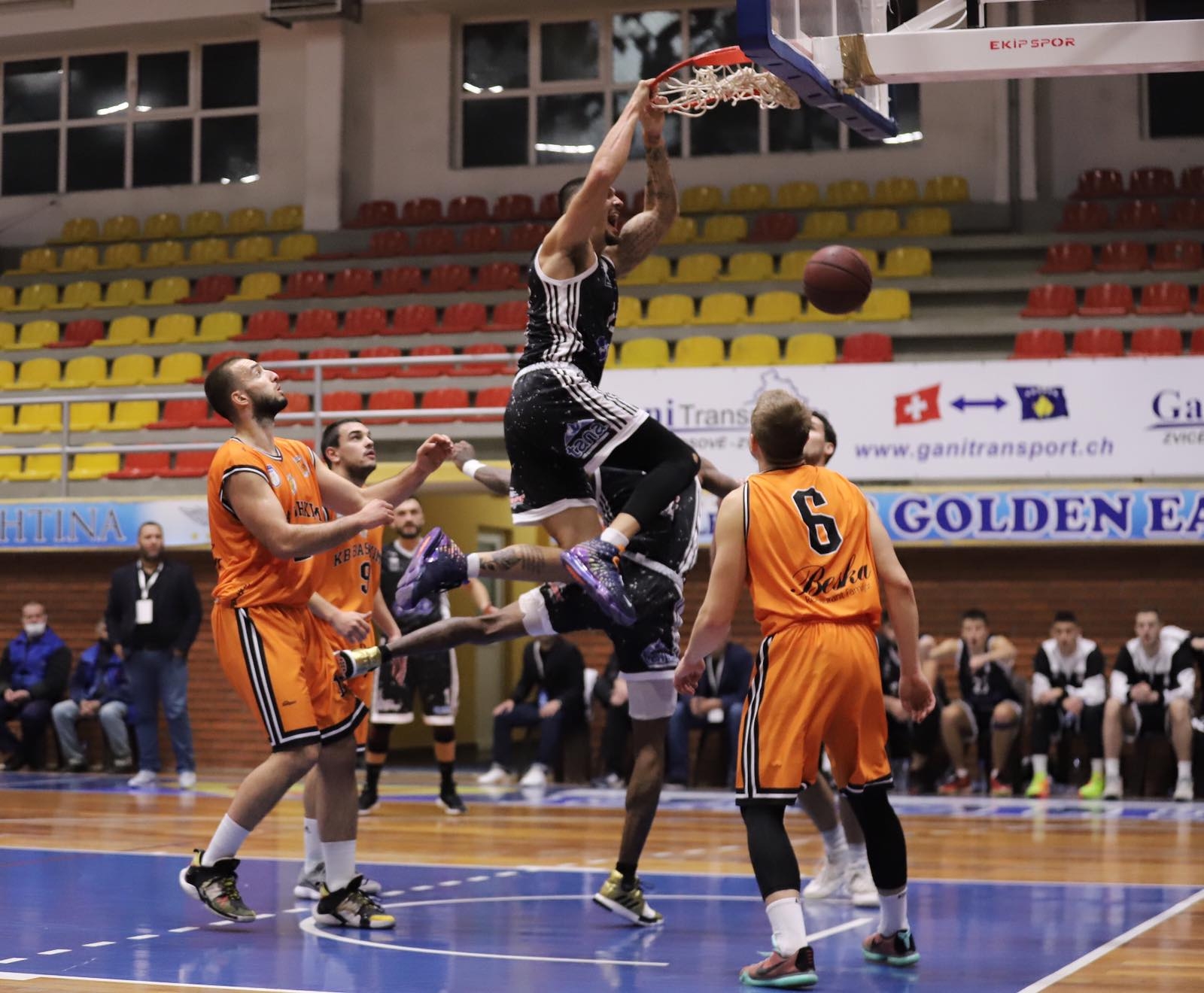 Bashkimi triumfon në derbin e qytetit dhe kalon në finale 