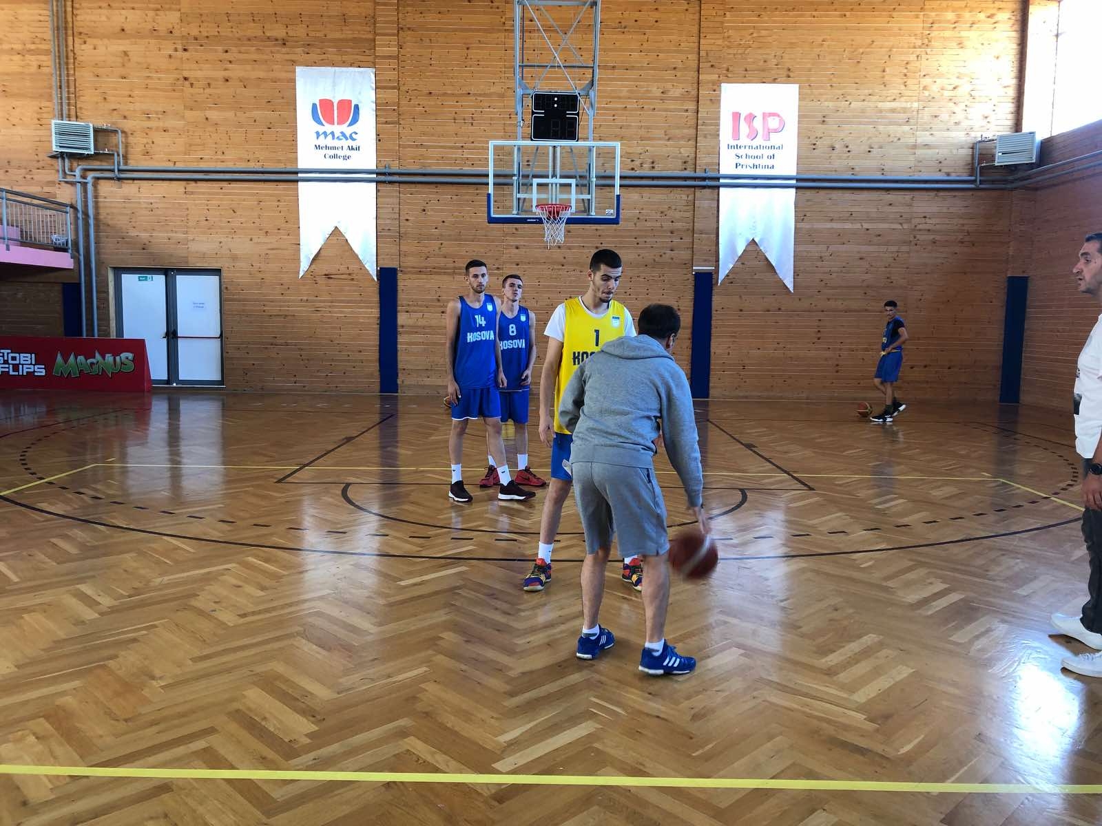 Ahmet Caki ligjëron para trajnerëve kosovarë 
