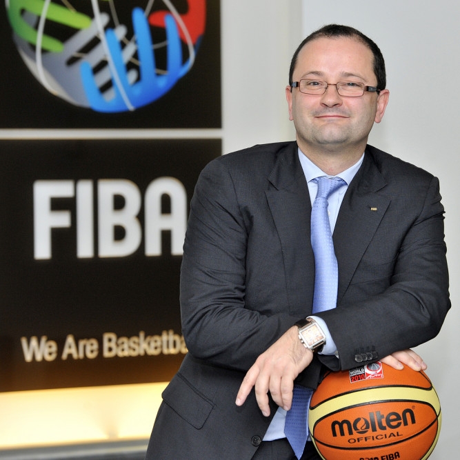 Presidenti i FIBA-s, Muratore  dhe sekretari i përgjithshëm, Baumann e përgëzojnë Belegun dhe Bordin e FBK-së