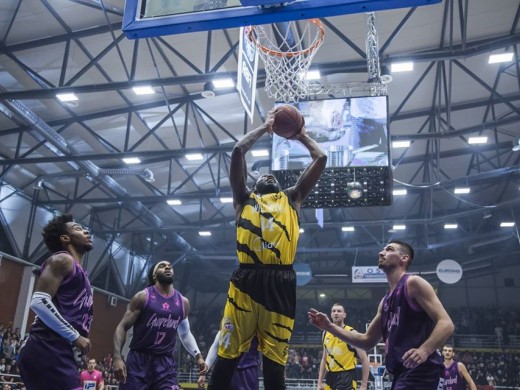 Spektakël i basketbollit në Rahovec, Peja në finale 